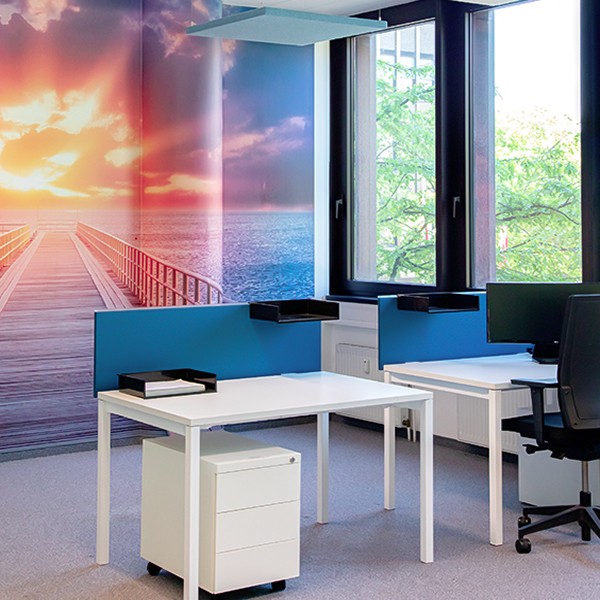 Bürocenter Nord Teilbereich Großraumbüro modern möbliert in Grau-Blau Tönen mit stimmungsvoller Wandtapete im Hintergrund