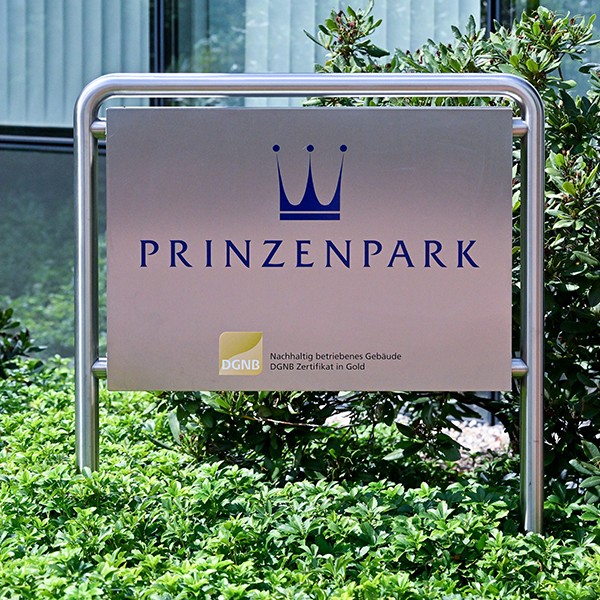 Prinzenpark Eingangsschild Außenbereich aus Edelstahl mit integrierter Plakette des DGNB Zertifikat in Gold