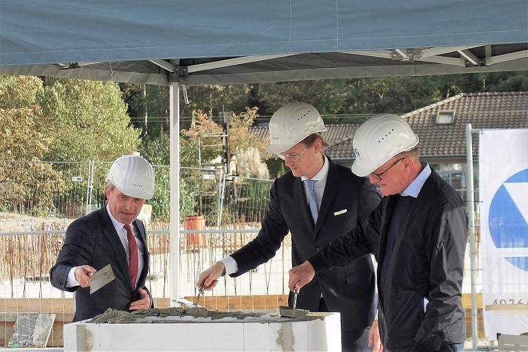 Christopher Brune installing a time capsule at laying of foundation stone ceremony of Arcadia Höfe together with Lord Mayor Thomas Geisel and Andreas Rotterdam