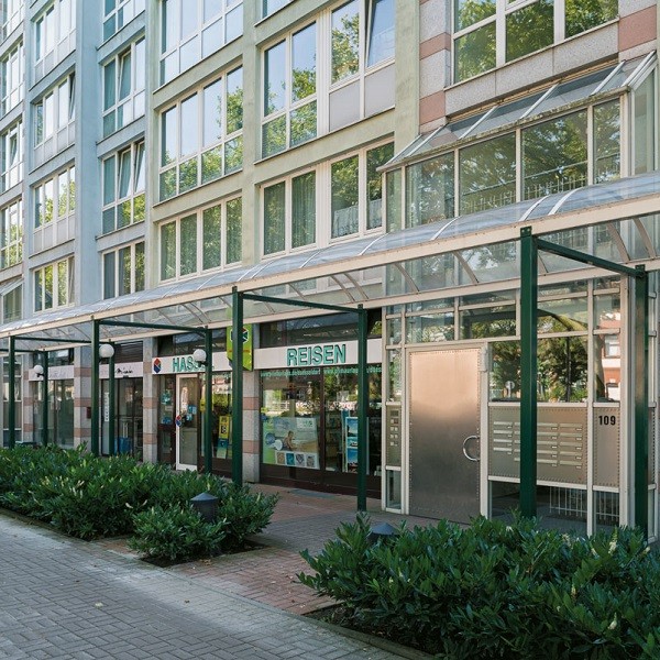 Prinzenpark Fassadenansicht Wohnhäuser mit Ladenlokalen im Erdgeschoss von Hansaallee aus betrachtet