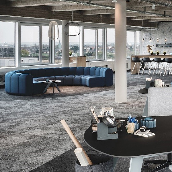Take-Off Visualisierung Innenansicht modernes Großraumbüro mit grauem Teppich