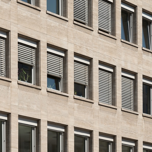 Am Wehrhahn Detail Fassade Fenster teils mit Jalousetten davor teils offen