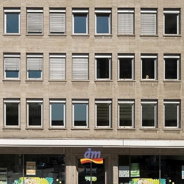 Am Wehrhahn Frontalansicht Fassade mit Ladenlokal dm im Erdgeschoss