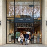 Königsallee 88 Eingang Shop Marc O'Polo glückliches Paar verlässt Ladenlokal mit vollen Einkaufstüten