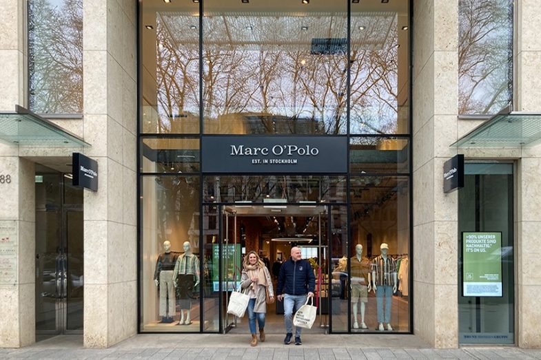 Königsallee 88 Eingang Shop Marc O'Polo glückliches Paar verlässt Ladenlokal mit vollen Einkaufstüten