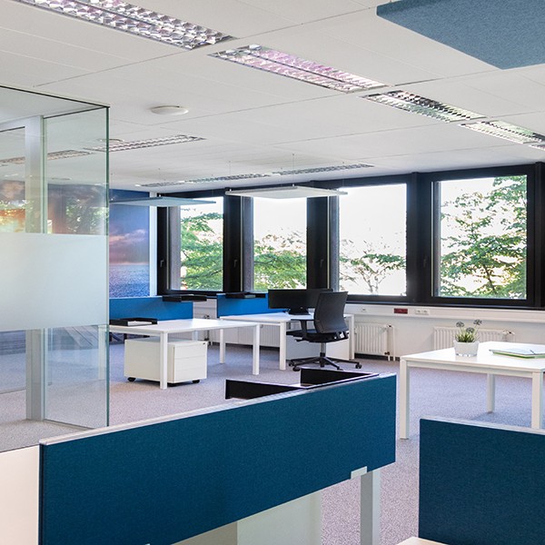 Bürocenter Nord Innenansicht Großraumbüro modern möbliert in Grau-Blau Tönen