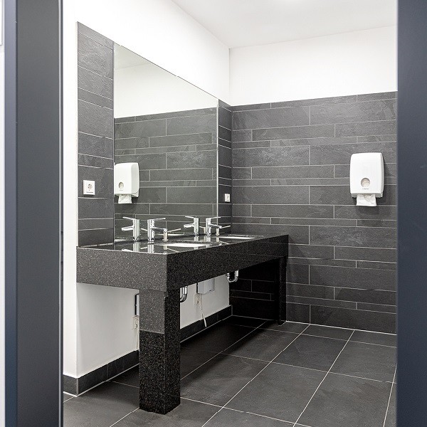 Arcadia Stern Innenansicht moderner WC-Vorraum mit Fliesen in Schieferoptik