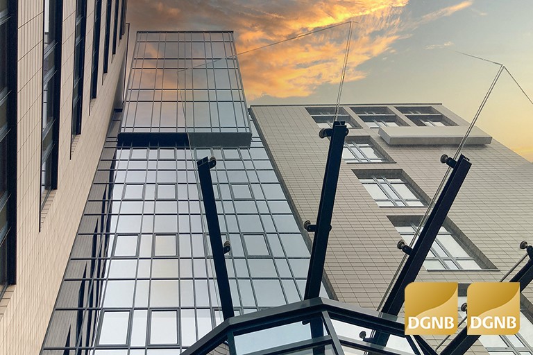 Arcadia Park Blick auf Glasfassade von unten nach oben bei Sonnenuntergang