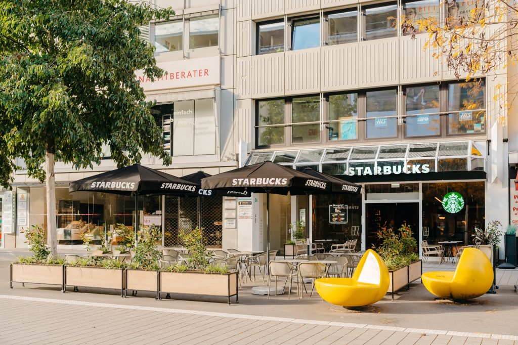 Fassadenansicht mit Starbucks Coffee House im Erdgeschoss des Stadthauses auf der Schadowstrasse 84 in Düsseldorf