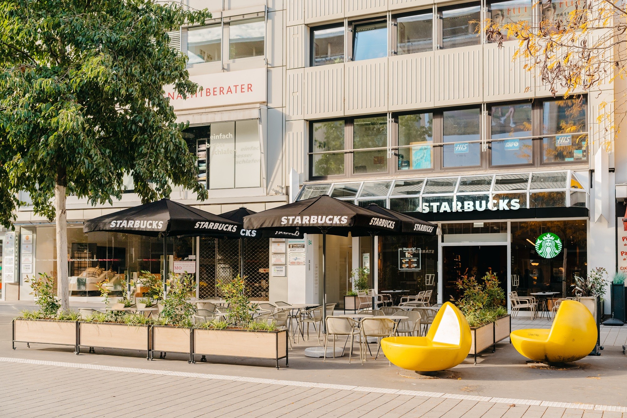 Fassadenansicht mit Starbucks Coffee House im Erdgeschoss des Stadthauses auf der Schadowstrasse 84 in Düsseldorf