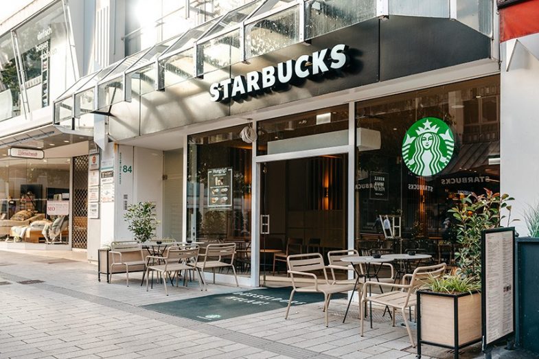 Fassadenansicht diagonal aufgenommen mit Starbucks Coffee House im Erdgeschoss des Stadthauses auf der Schadowstrasse 84 in Düsseldorf