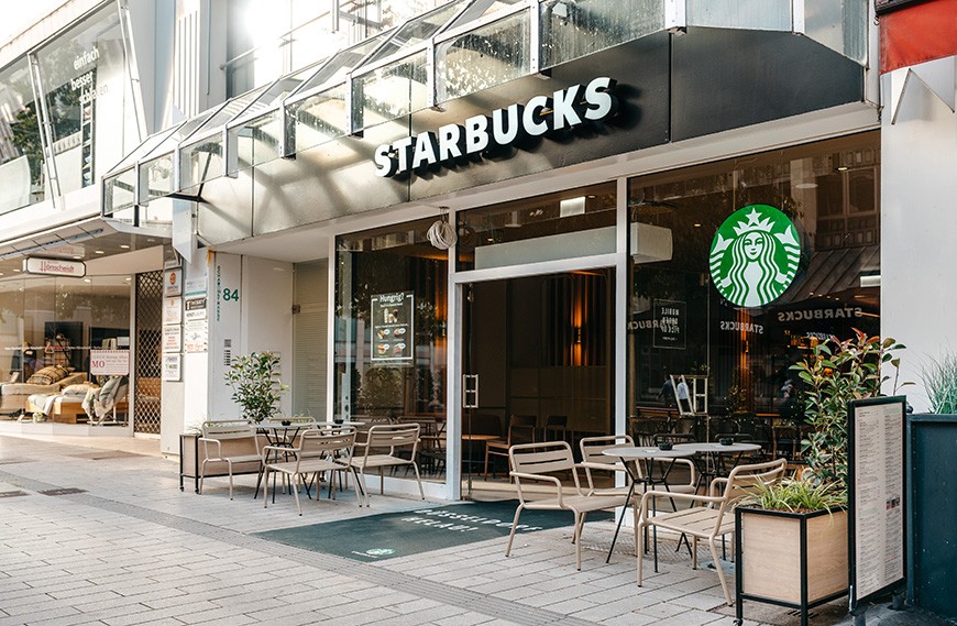 Fassadenansicht diagonal aufgenommen mit Starbucks Coffee House im Erdgeschoss des Stadthauses auf der Schadowstrasse 84 in Düsseldorf